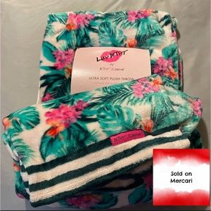 Betsey Johnson Ultra Soft Plush Throw NWT